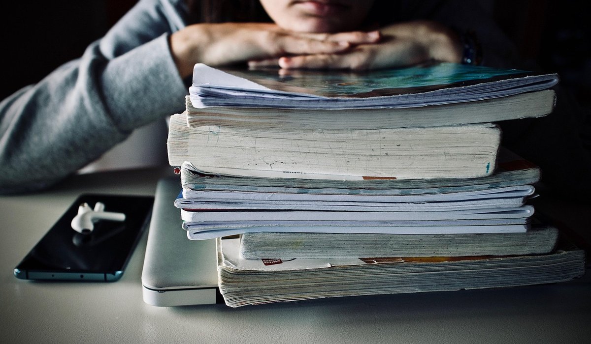 Choosing between group classes and self-study for languages